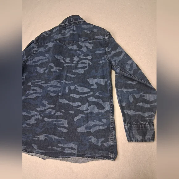 Levi's Blue Camo Denim Shirt - Picture 7 of 8